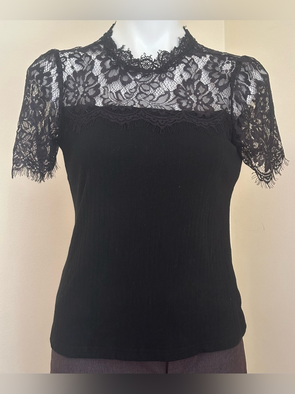 SHEIN Black Floral Lace Yoke Short Sleeve. Key Hole Sz L